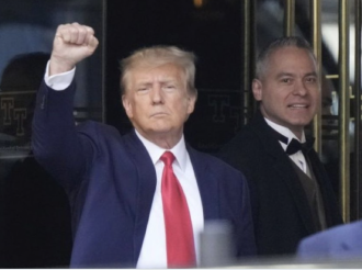 Comunistas Queman Las Naves